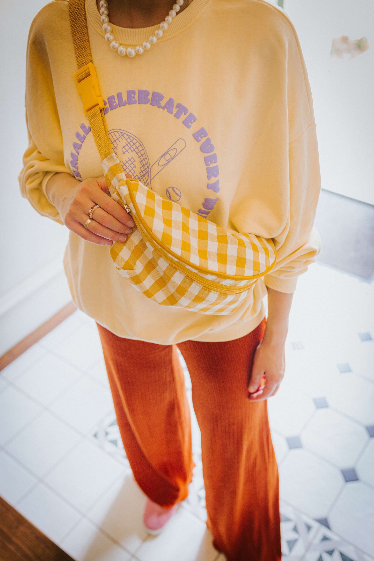 Saszetka nerka fanny pack od bettys home w kolorze żółtym sunflower d