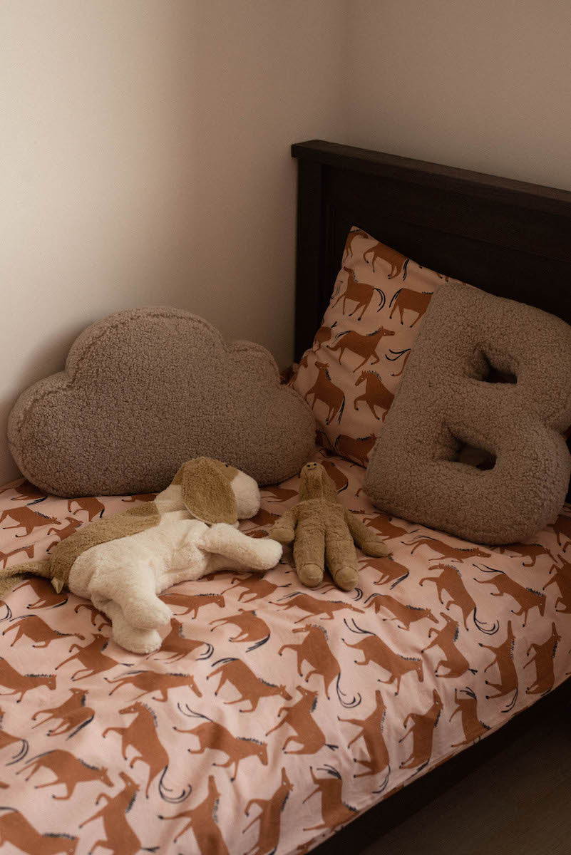 poduszka literka B na łóżku bettys home poduszka w kształcie literki poduszka baranek prezent dla dziecka