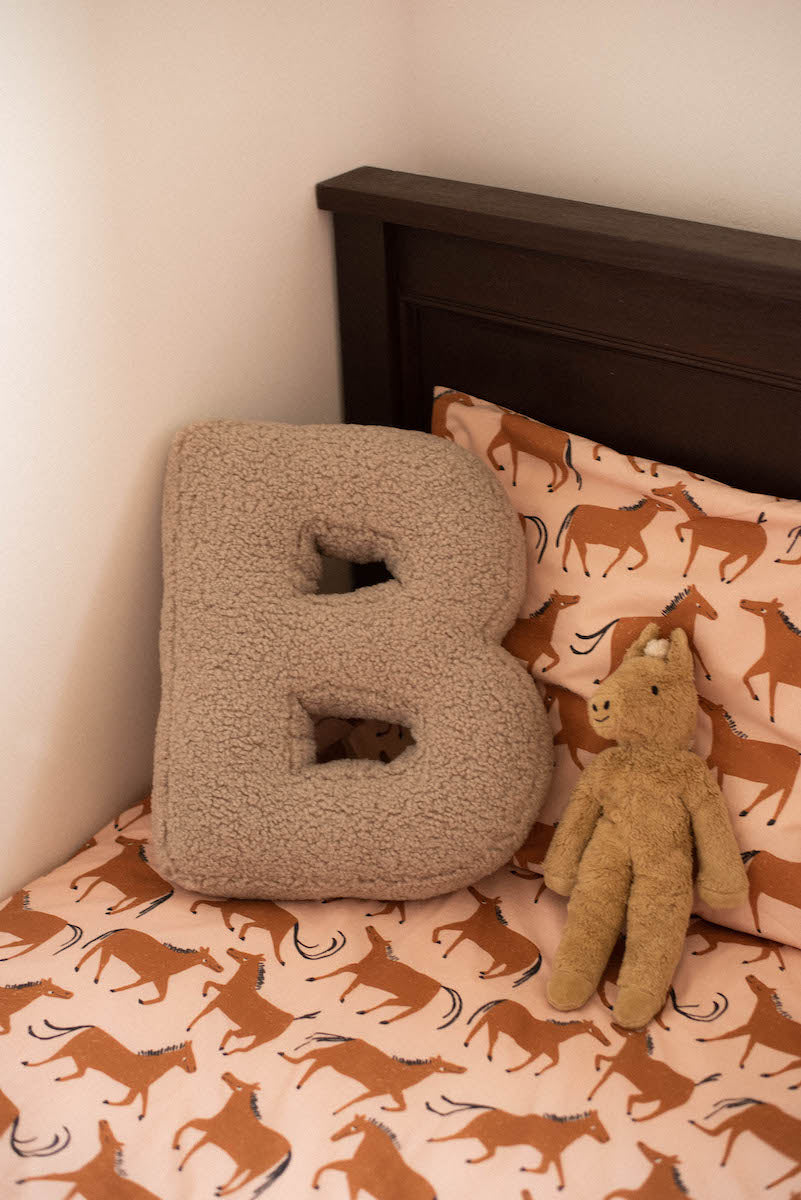 poduszka literka boucle B bettys home poduszka w kształcie literki poduszka baranek prezent dla dziecka
