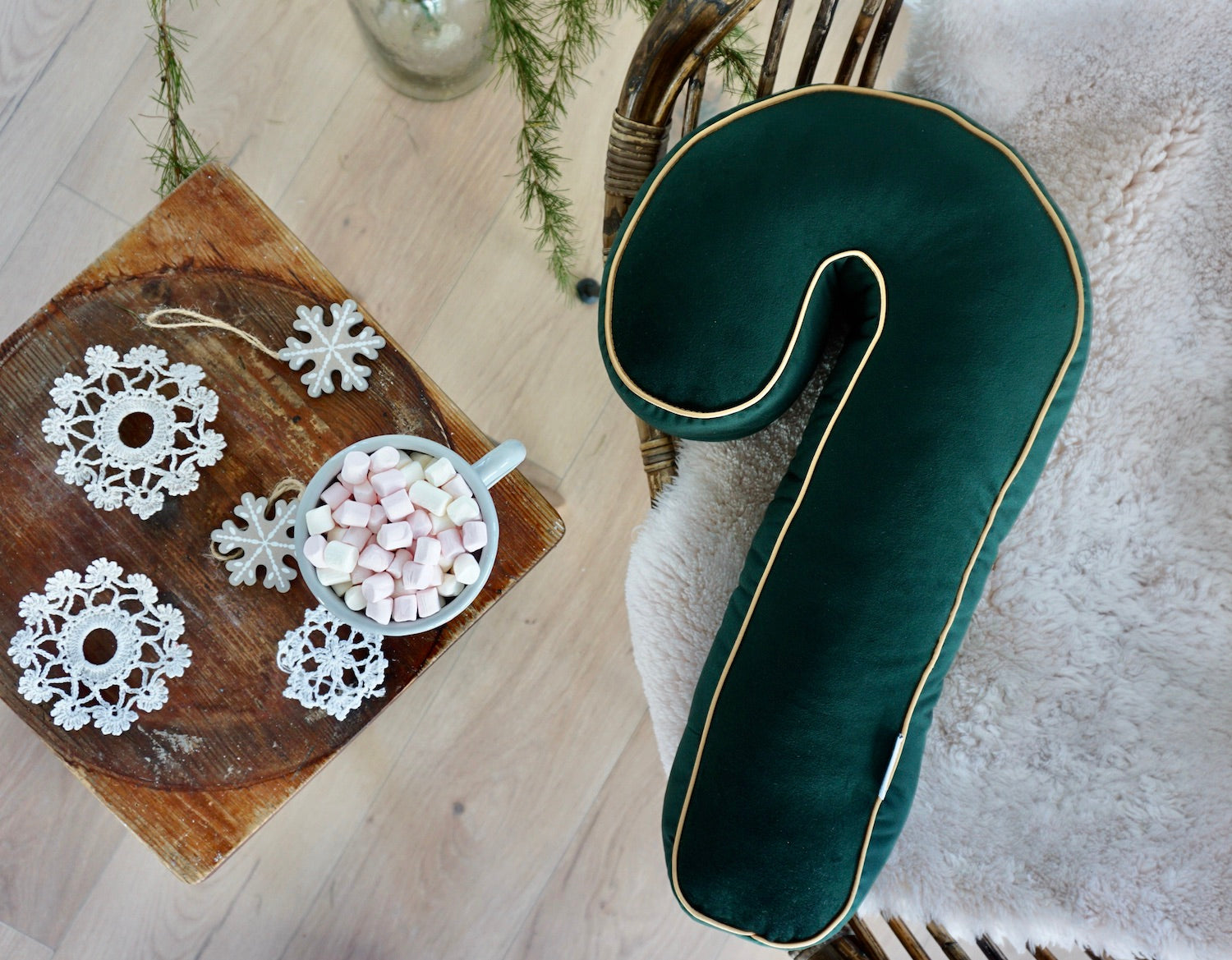 Świąteczna poduszka laska cukrowa zielona od Bettys Home świąteczna dekoracja w salonie