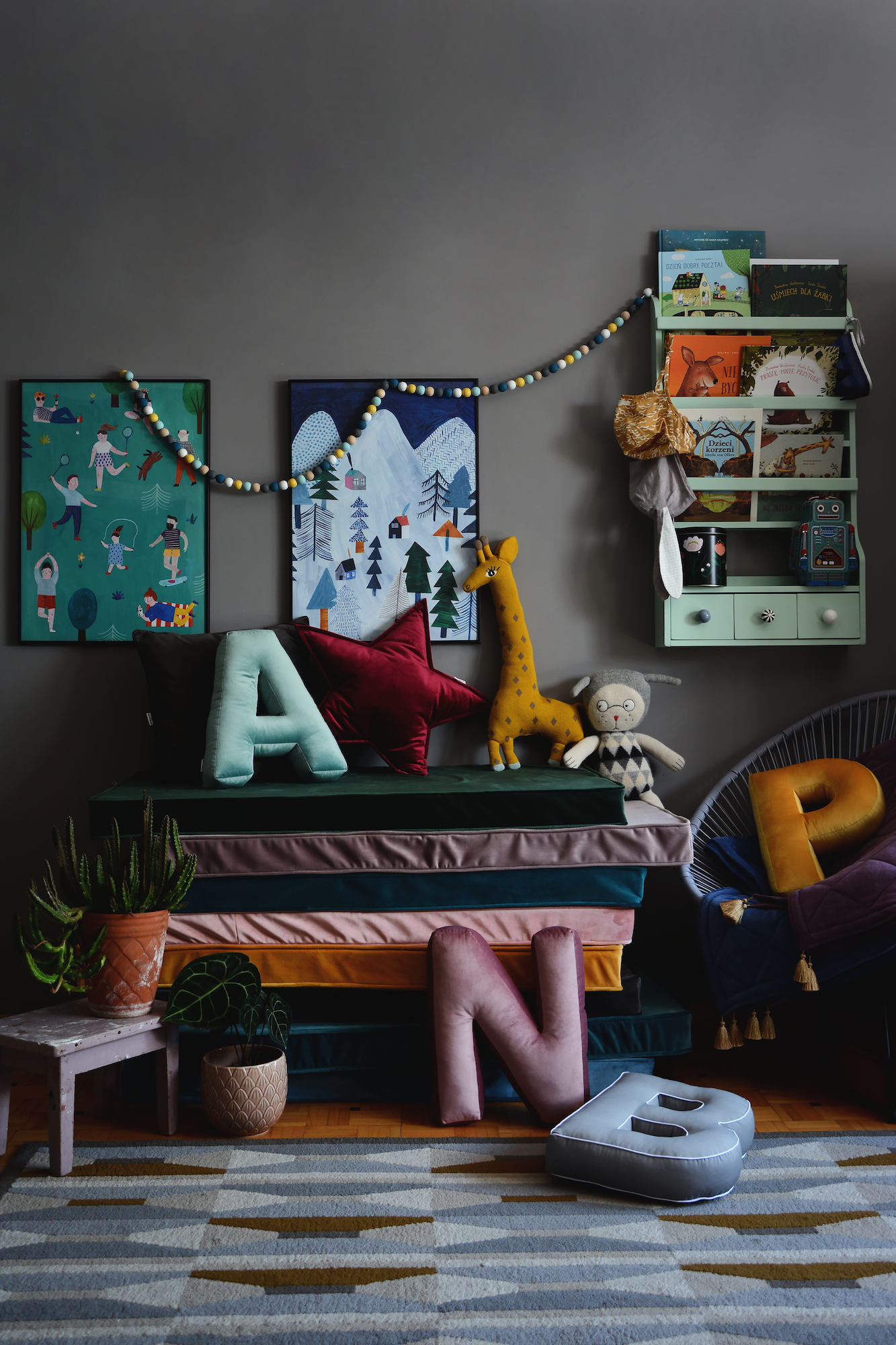 Kolorowy i piękny pokój dziecięcy w którą są poduszki literki welurowe, materace welurowe i poduszki gwiazdy welurowe 