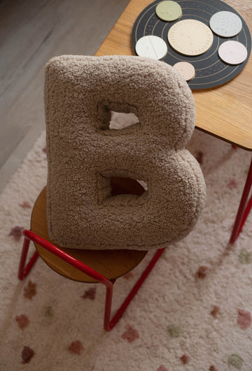 poduszka literka teddy B od Bettys Home 