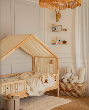 poduszka literka J od Bettys home obok łóżka dziecka