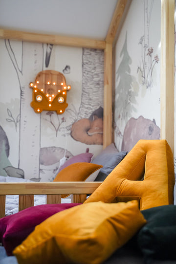 poduszka literka welurowa od Bettys Home w łóżeczku dziecięcym 