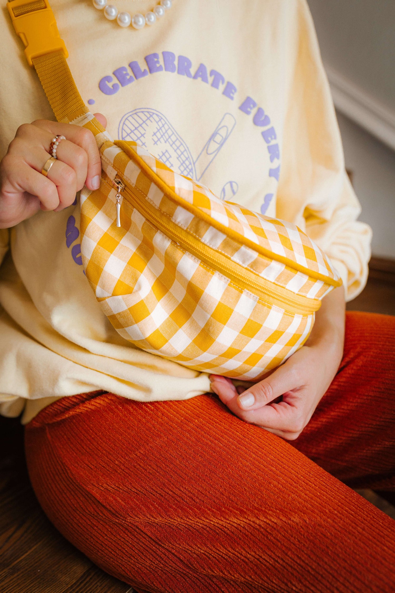 Saszetka nerka fanny pack od bettys home w kolorze żółtym sunflower a