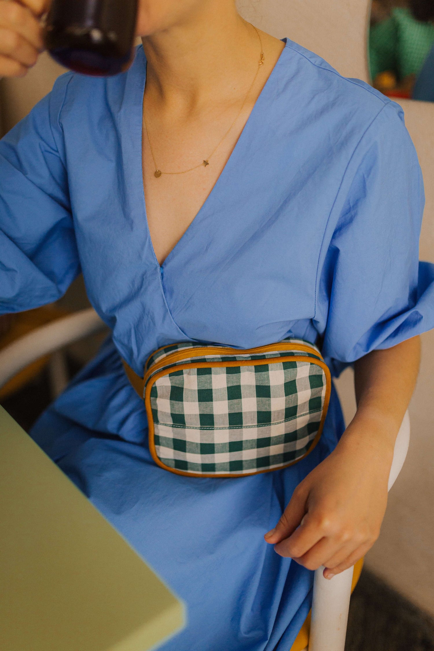 Saszetka nerka fanny pack od bettys home w kolorze zielonym green grass travel a