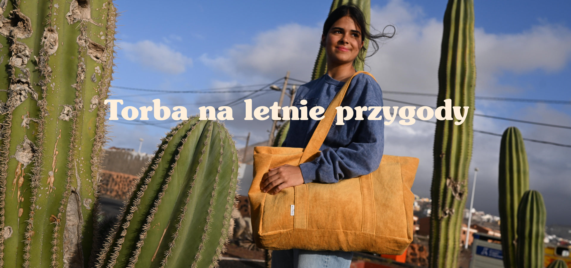 młoda dziewczyna stojąca obok kaktusów ze sztruksową torbą typu shopper od Bettys home 
