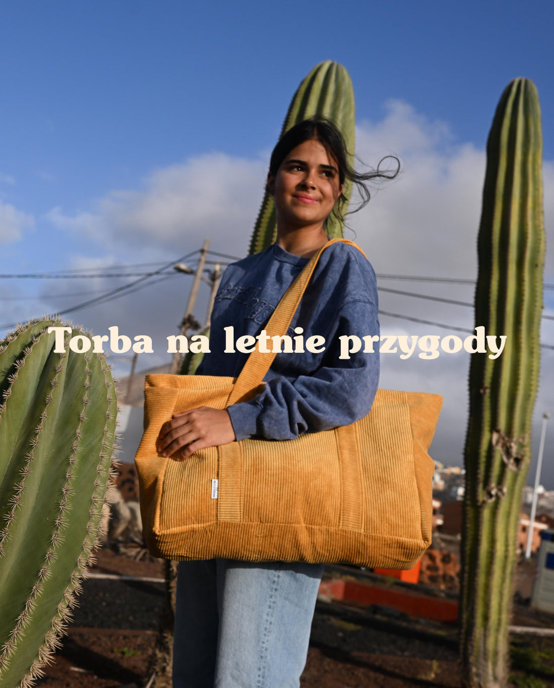 młoda dziewczyna stojąca obok kaktusów ze sztruksową torbą typu shopper od Bettys home 