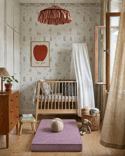 poduszka piłka boucle krem i mocha od Bettys home leżąca na materacu 