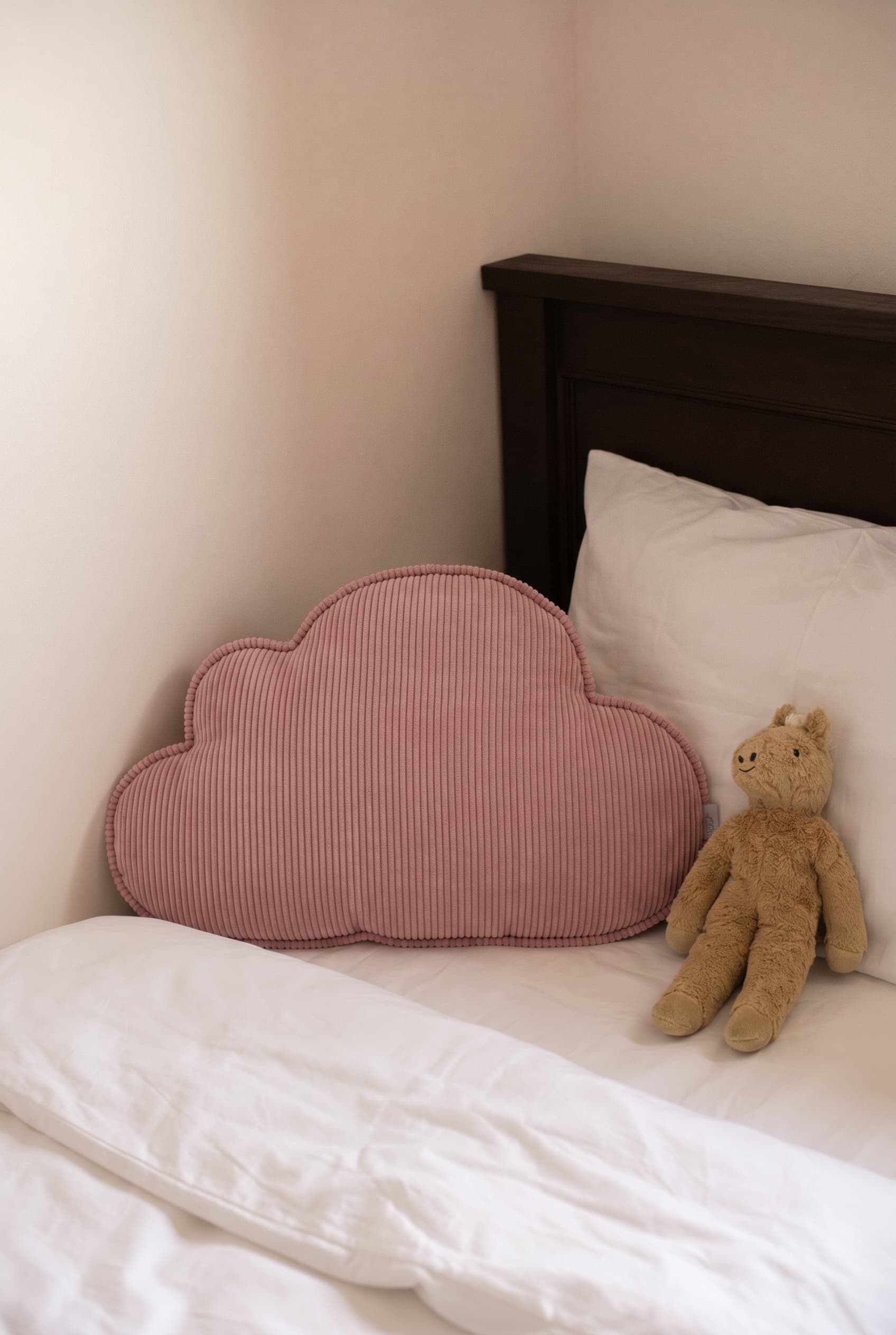 poduszka chmurka sztruksowa różowa od bettys home. Poduszka w kształcie chmurki na łóżku