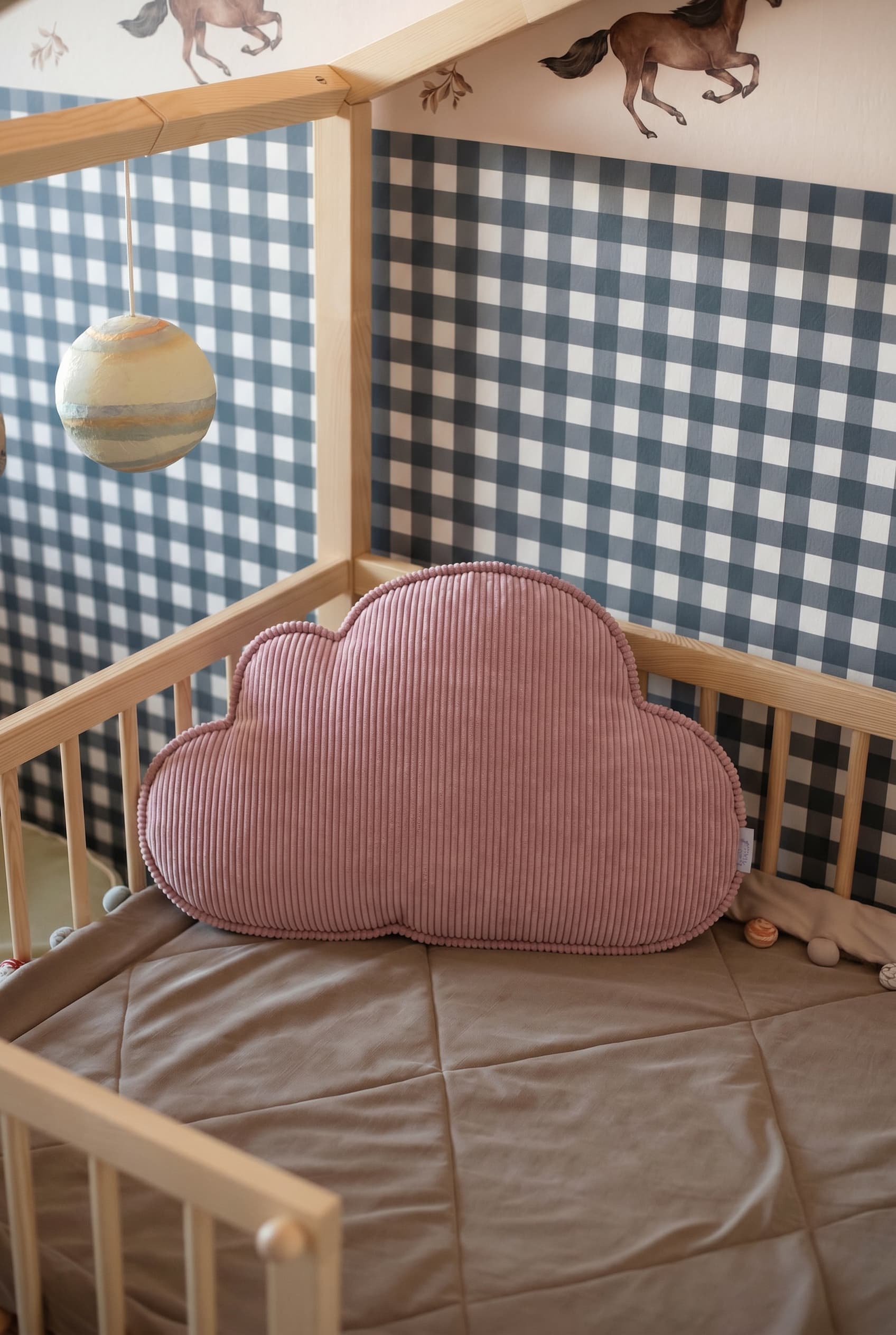poduszka chmurka sztruksowa różowa od bettys home. Poduszka w kształcie chmurki na łóżeczku