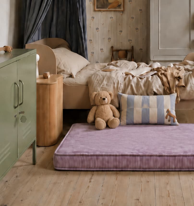 lawendowy materac sztruksowy od Bettys home na podłodze w pięknym pokoju dziecięcym bear