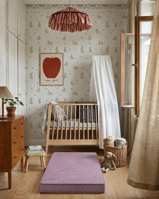 lawendowy materac sztruksowy od Bettys home na podłodze w pięknym pokoju dziecięcym 
