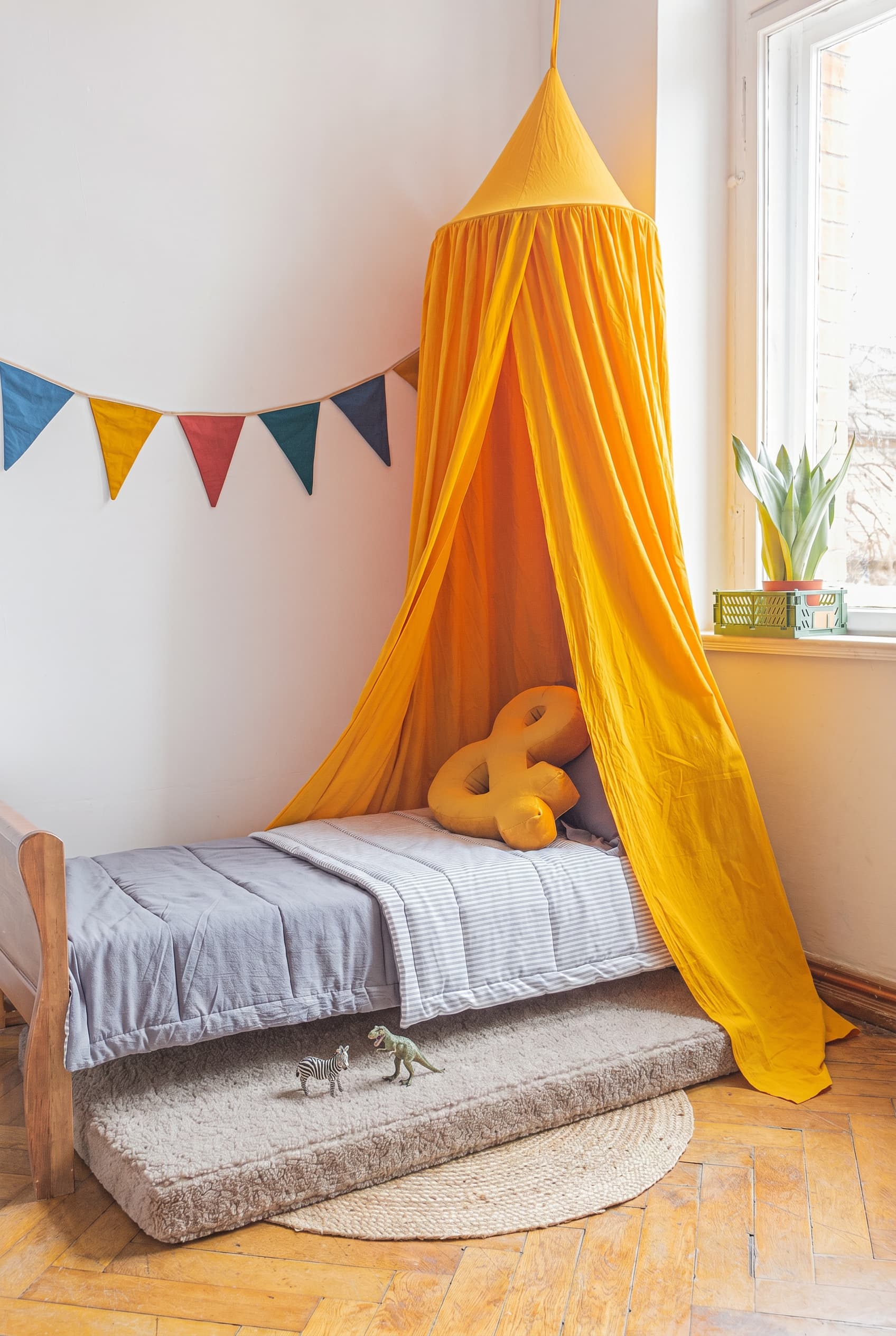 Łóżeczko dziecięce z żółtym baldachimem, poduszką w kształcie ampersandu i materacem podłogowym bouclé mocha pod spodem – by Bettys Home
