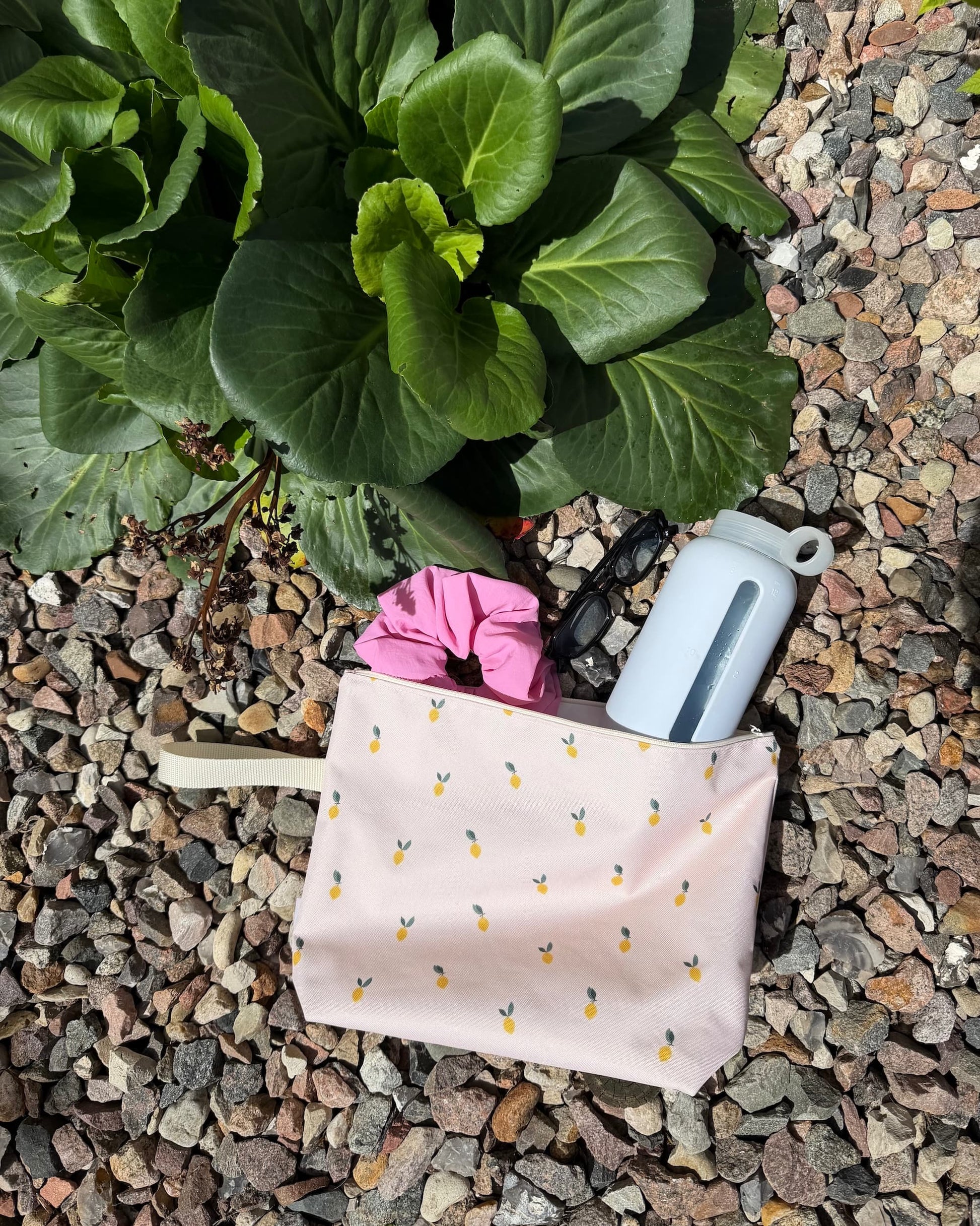 wodoodporna kosmetyczka w cytryny od Bettys home. Kosmetyczka na mokry strój na plaży 