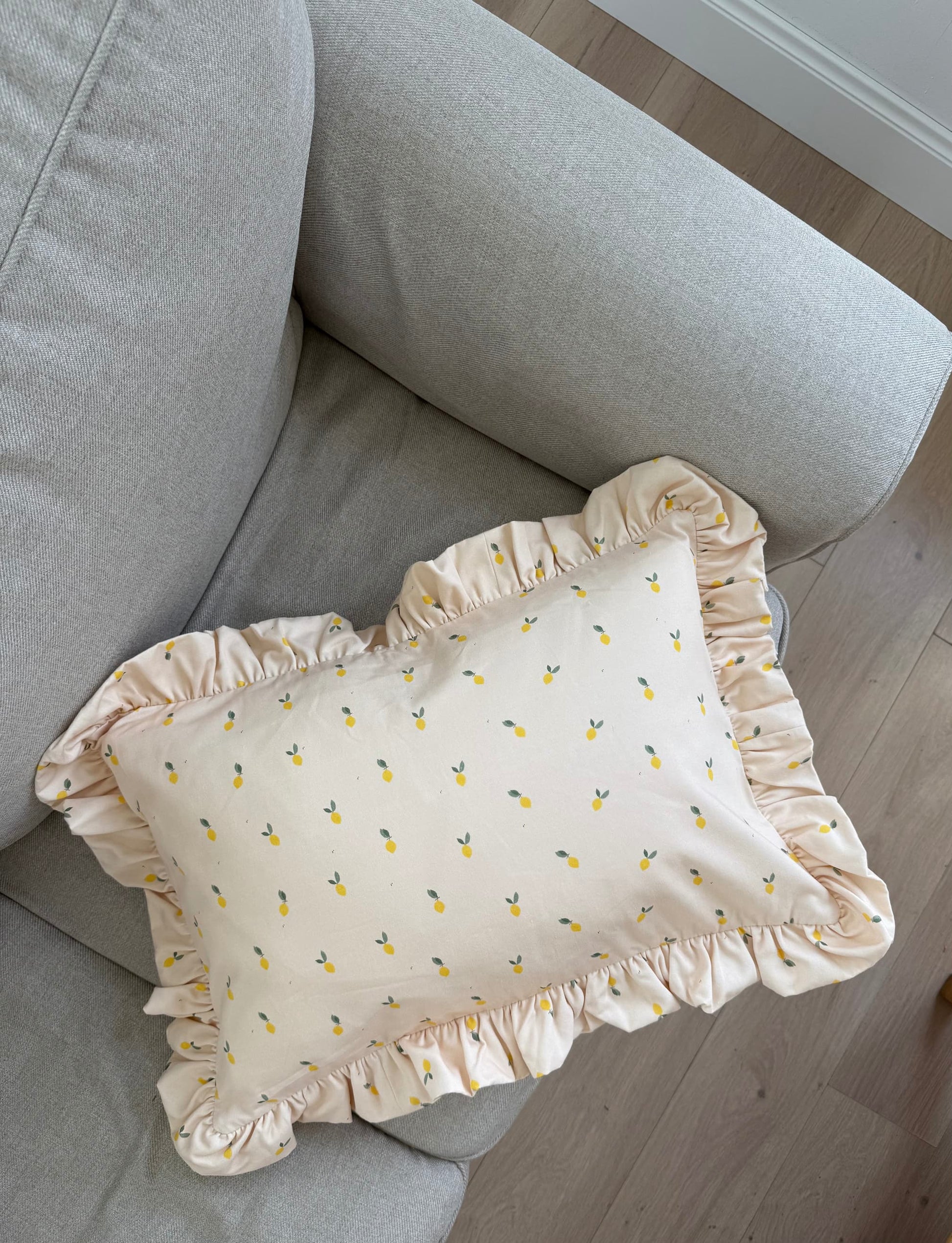 poduszka dekoracyjna w cytryny z falbanką od Bettys Home, 40x60 cm, 100% bawełna na kanapie 