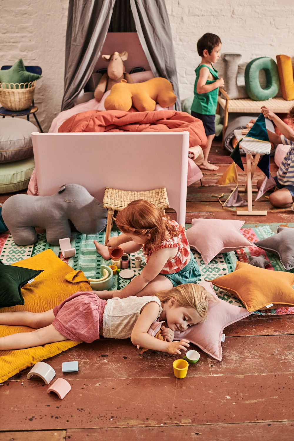 pokój dziecięcy z dużą ilością poduszek literek poduszka hipopotam i poduszki gwiazdki od bettys home