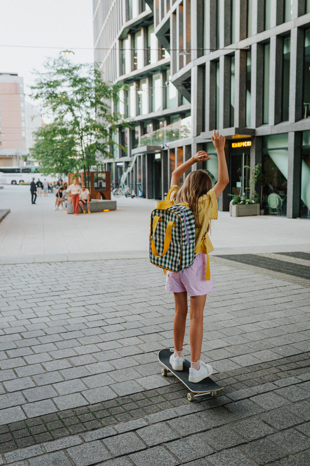 dziewczynka na deskorolce z plecakiem zielonym w kratkę od Bettys Home, plecak do szkoły dla nastolatków, plecak miejski 