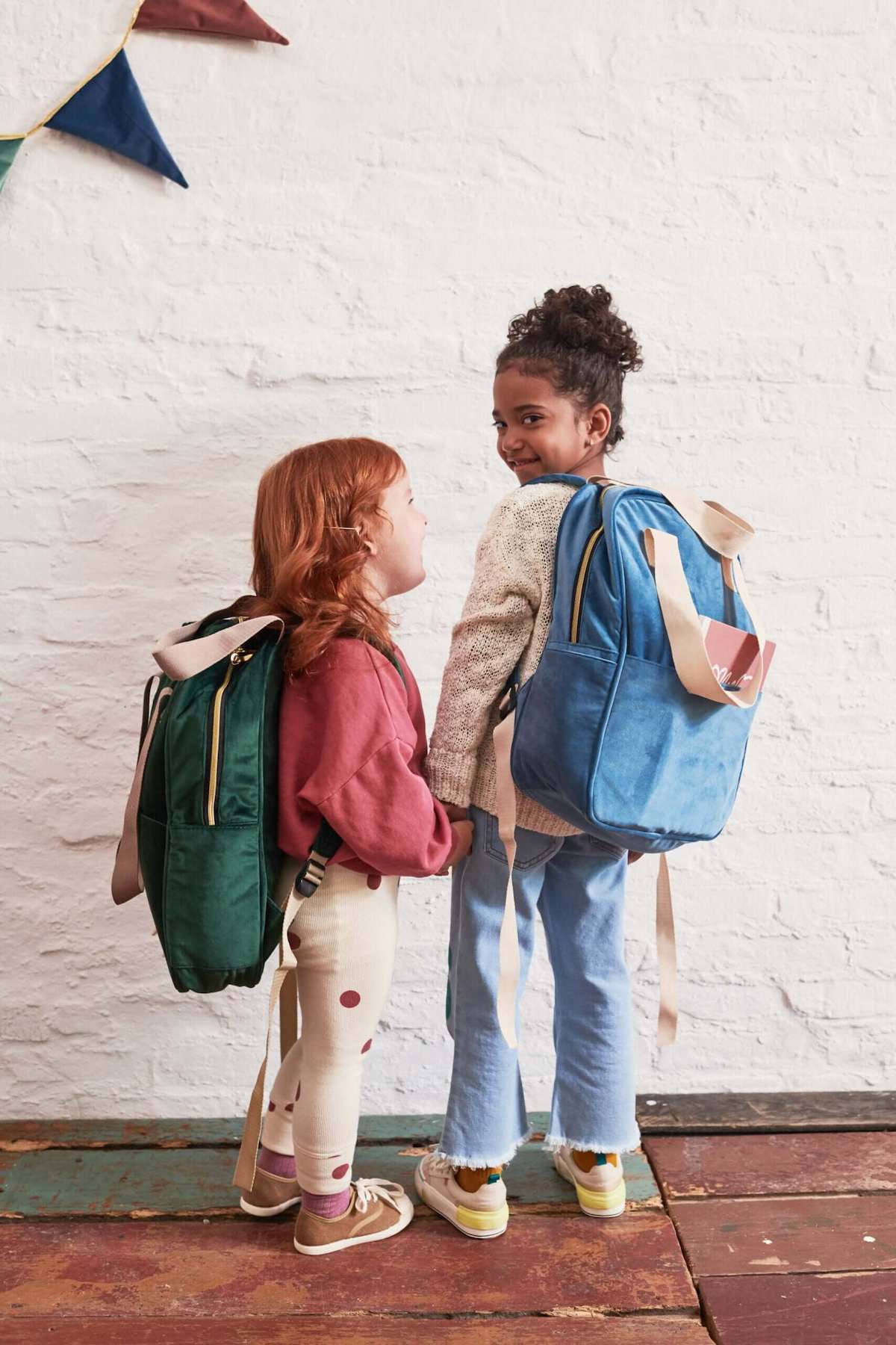 dziewczynki w szkole mają na plecach duży plecak welurowy niebieski i duży plecak welurowy szary od Bettys Home