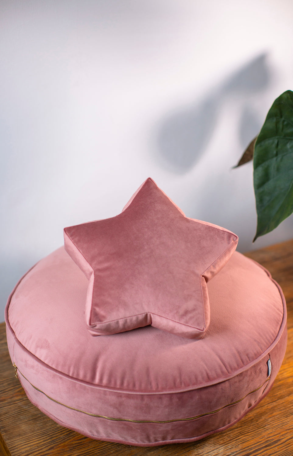 mała poduszka gwiazdka welurowa różowa leżąca na małej pufie welurowej w kolorze różowym od Bettys Home