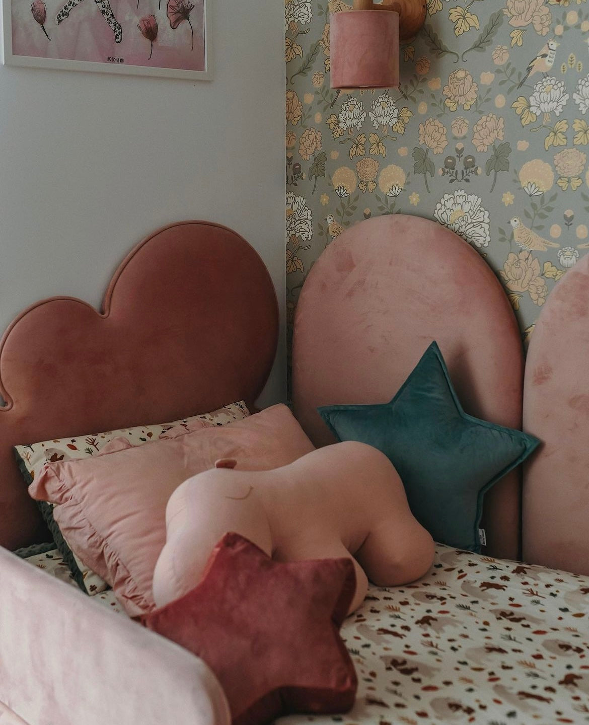 pięknie udekorowane łóżko w pokoju dziewczynki z poduszką gwiazdką welurową i poduszką hipopotamem od bettys home