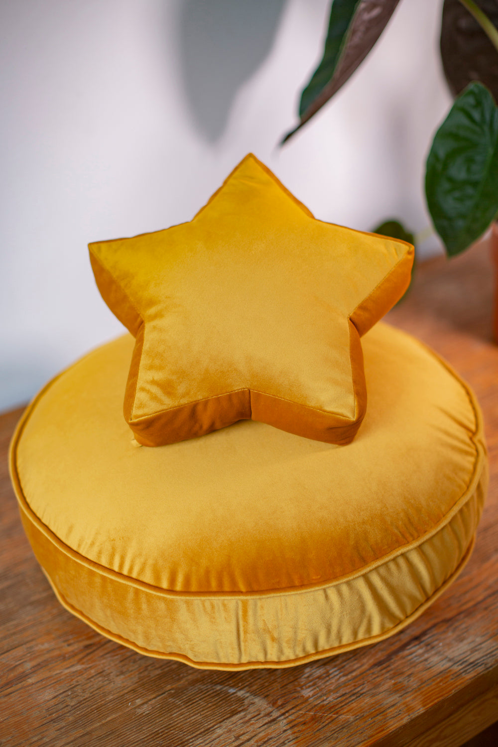 mała poduszka gwiazdka żółta od Bettys Home leżąca na małej pufie welurowej od bettys home. dekoracje pokoju dziecięcego