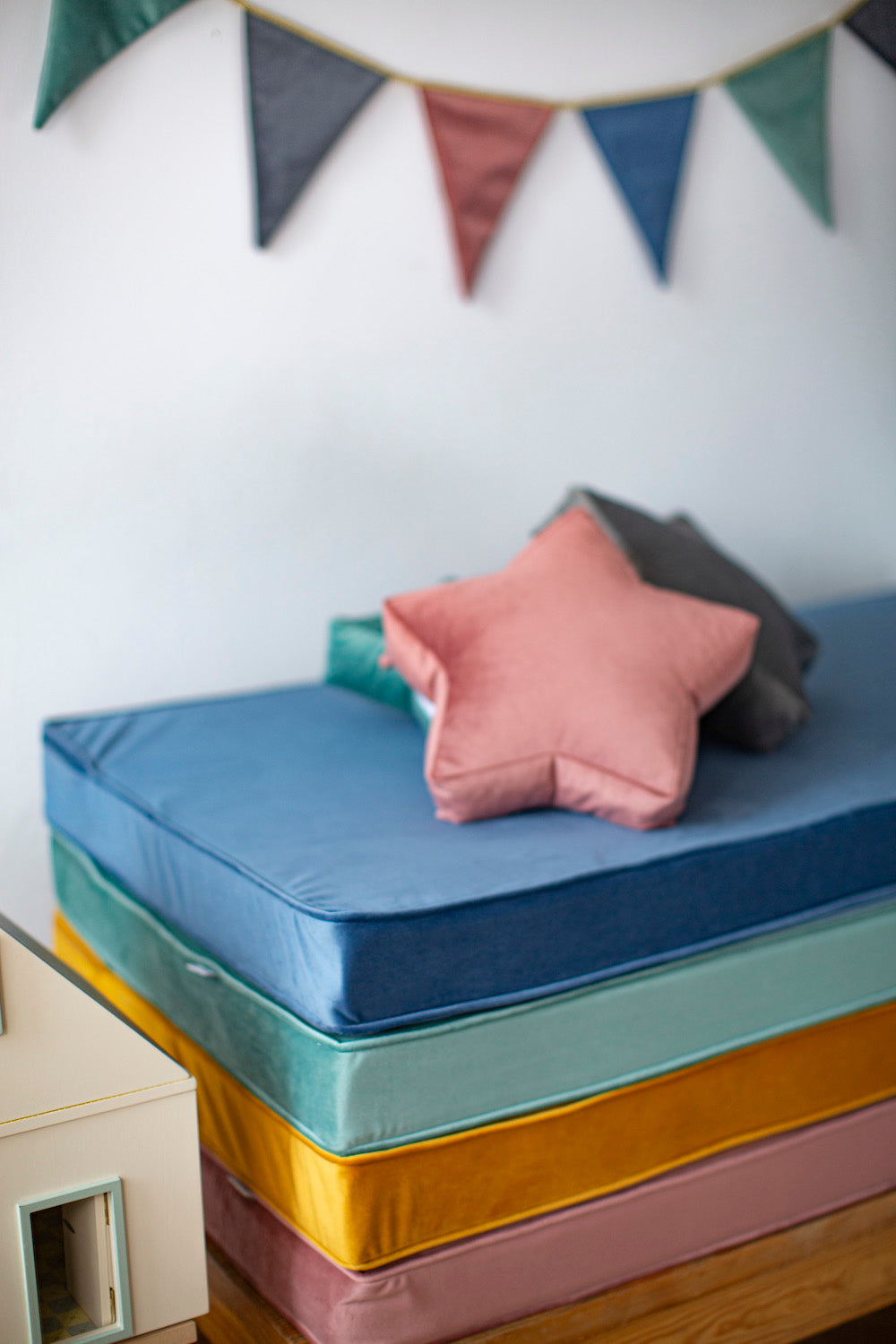 materace welurowe od bettys homer i mała poduszka gwiazdka jako dekoracja pokoju dziecka