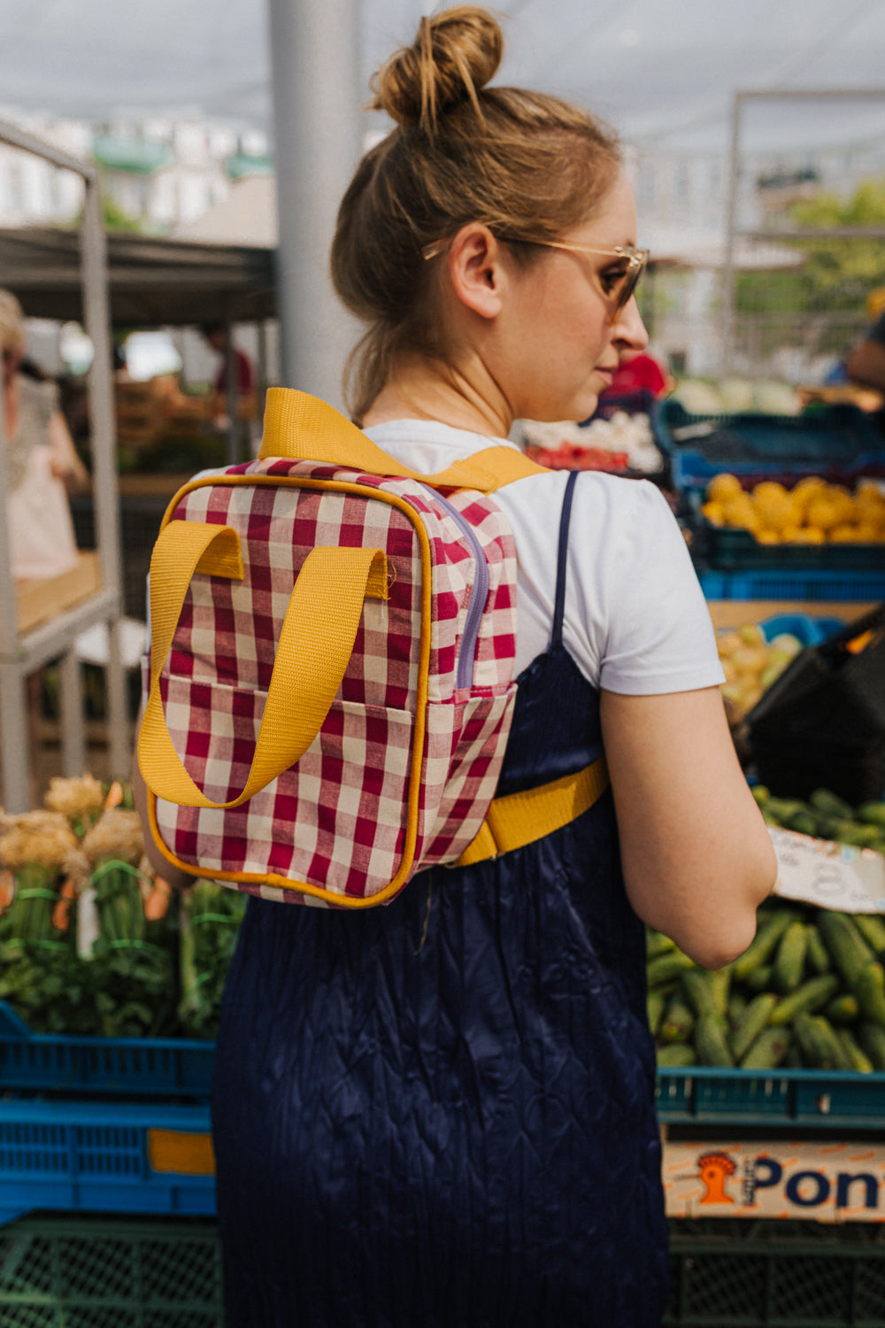 dziewczyna na zakupach z  małym czerwonym plecakiem w kratkę od Bettys Home, lekki plecak damski miejski