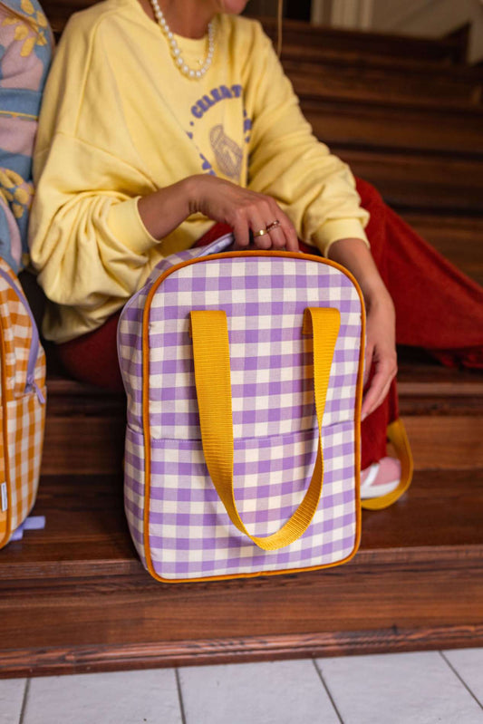plecak w kratkę w kolorze fioletowym z żółtymi paskami od bettys home. plecak gingham. modny plecak miejski 