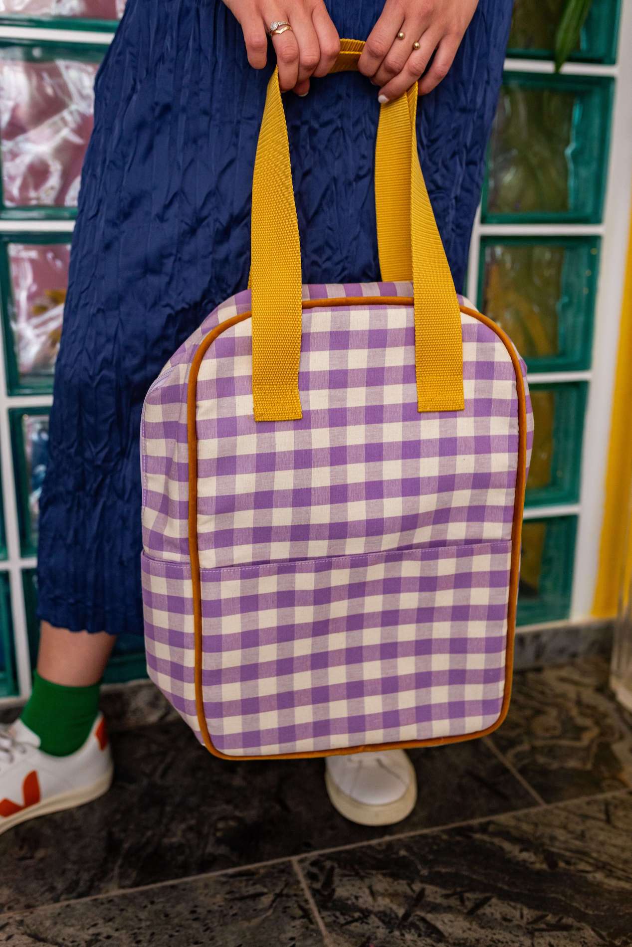plecak w fioletową kratkę od bettys home jako pojemny plecak na bagaż podręczny 