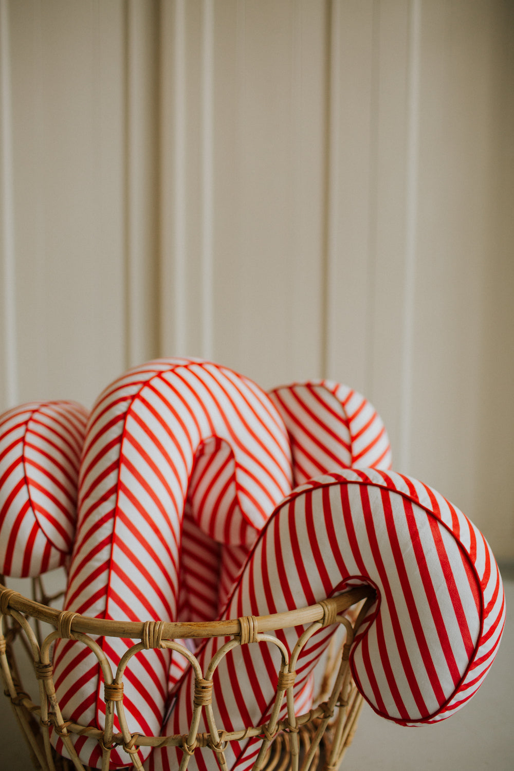 świąteczna poduszka laska w biało czerwone paski od Bettys Home cztery poduszki laski w koszyku 