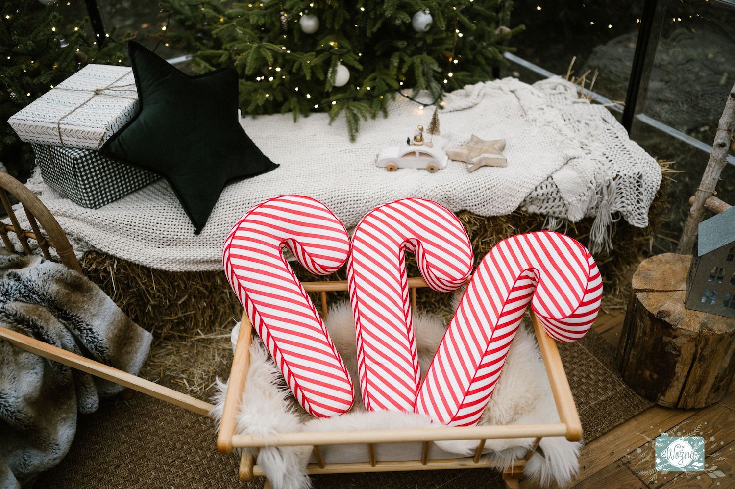 świąteczna poduszka laska w biało czerwone paski od Bettys Home dekoracja pod choinką w szklarni