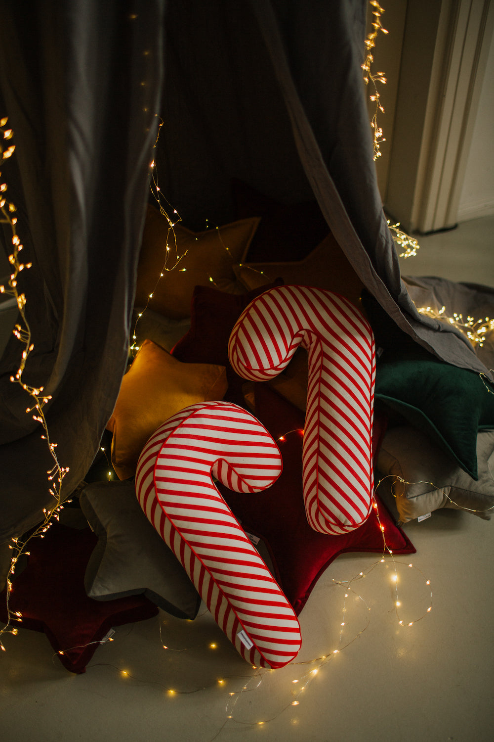 świąteczne poduszki laski w biało czerwone paski od Bettys Home dekoracja świąteczna salonu