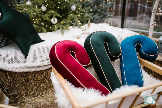 Świąteczna poduszka laska cukrowa zielona od Bettys Home w trzech wersjach kolorystycznych jako dekoracje świąteczne