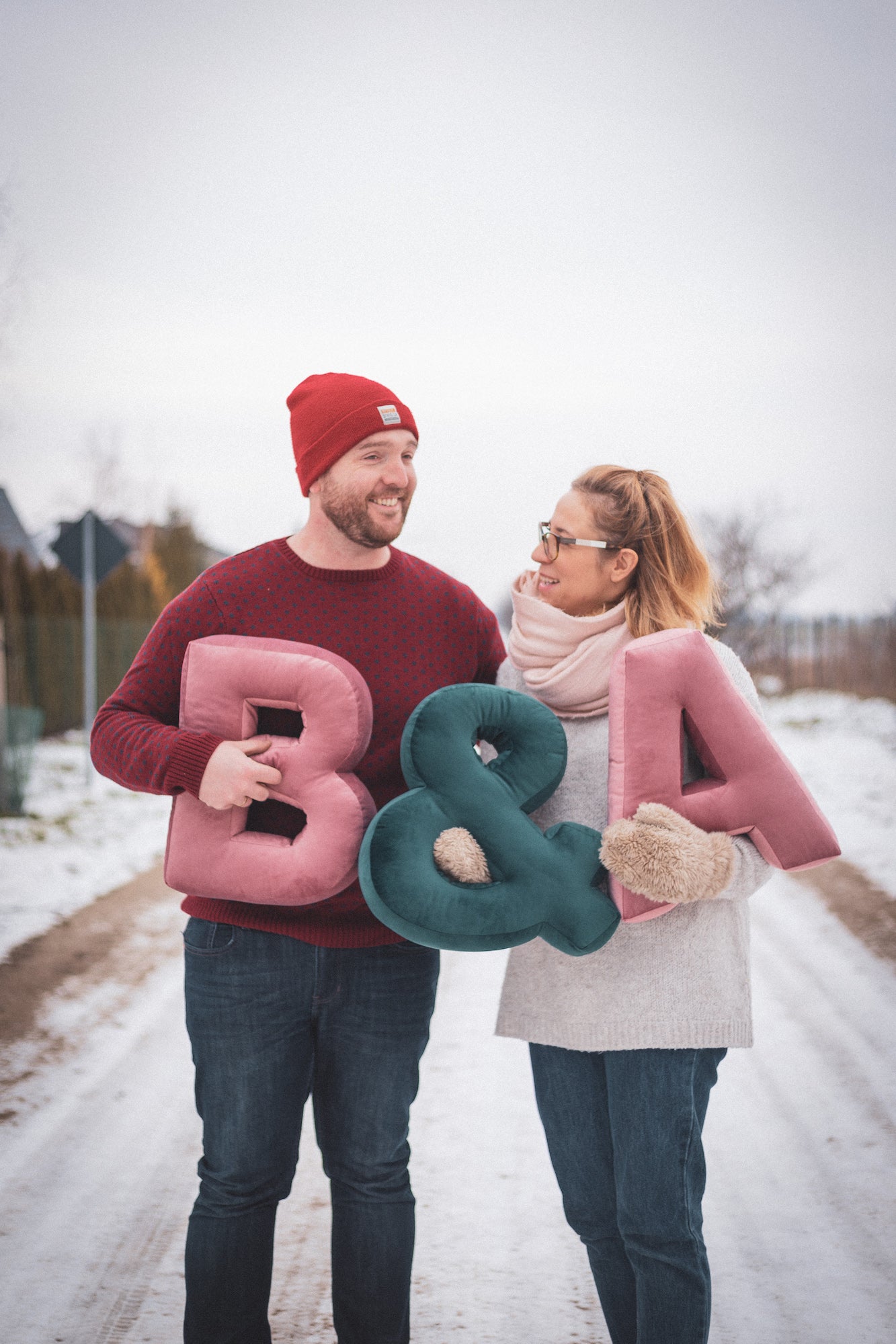 Zakochana para w zimie z poduszkam literkami  B & A od Bettys Home