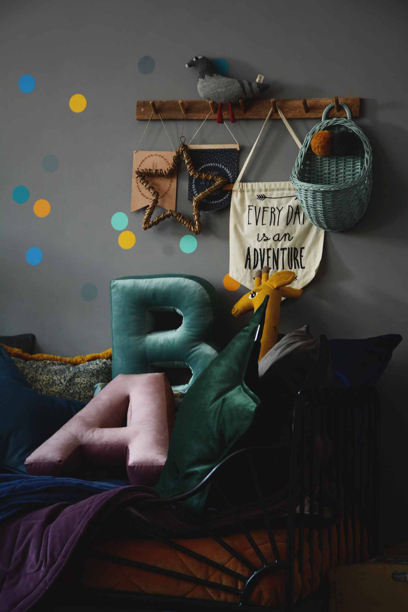 pokój nastolatka w ciemnych kolorach z dwoma poduszkami literkami welurowymi od Bettys Home