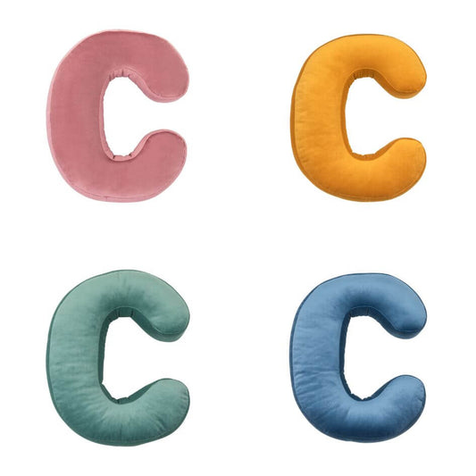 Poduszki literki welurowe C w czterech kolorach od Bettys Home