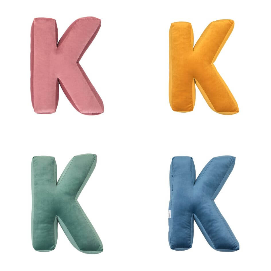 Poduszki literki welurowe K w czterech kolorach od Bettys Home