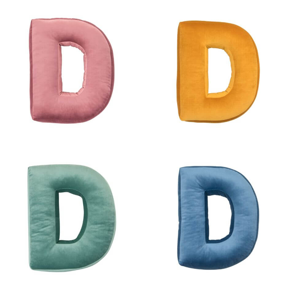 Poduszki literki welurowe D w czterech kolorach od Bettys Home