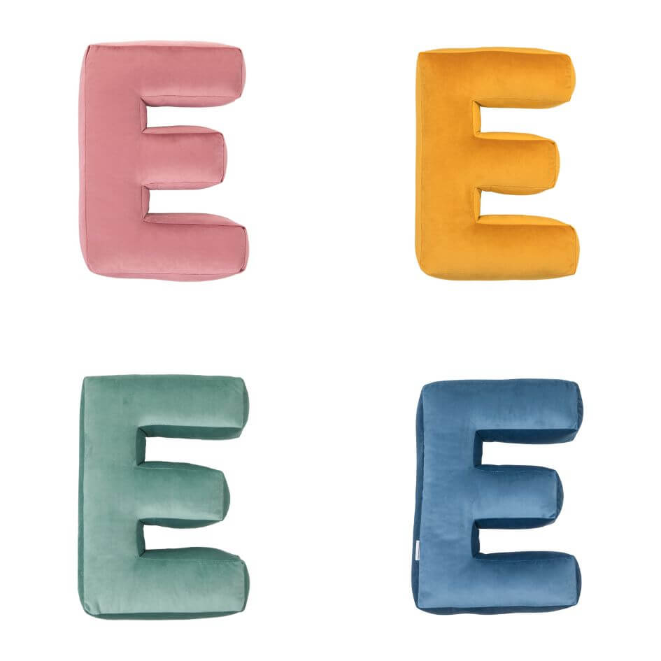 Poduszki literki welurowe E w czterech kolorach od Bettys Home