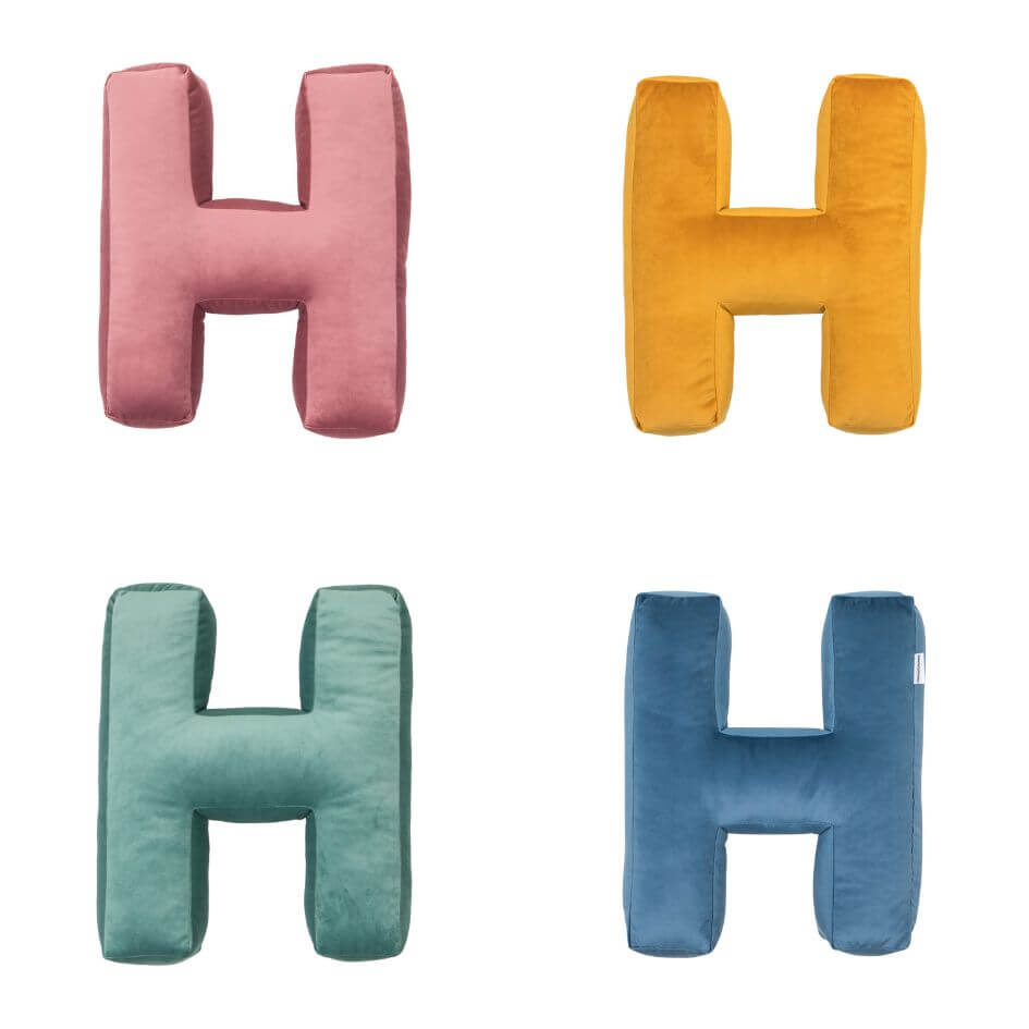 Poduszki literki welurowe H od Bettys Home w czterech kolorach  