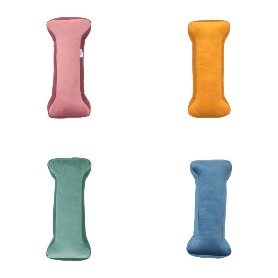 Poduszki literki welurowe I w czterech kolorach od Bettys Home