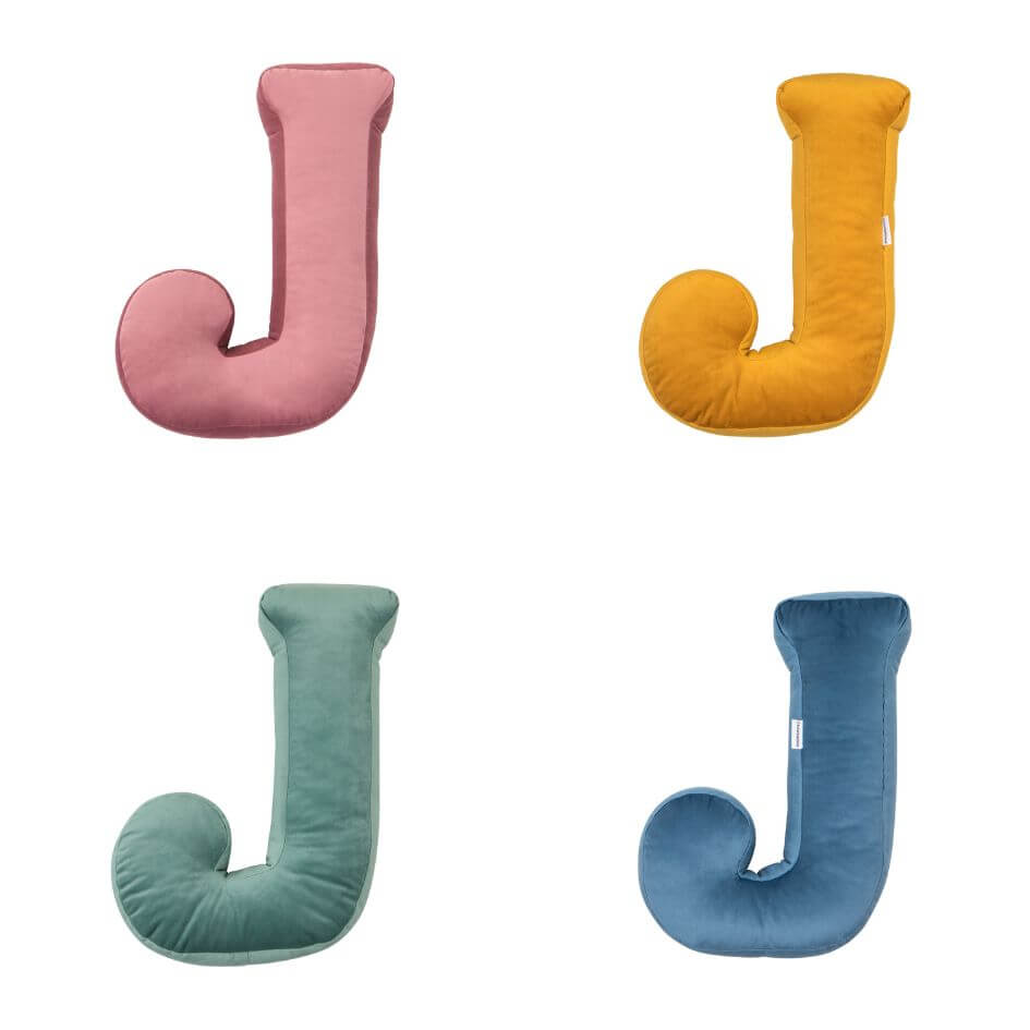 Poduszki literki welurowe J w czterech kolorach od Bettys Home