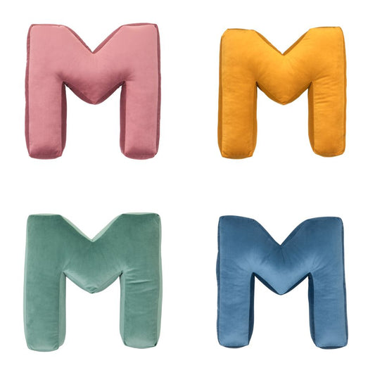 Poduszki literki welurowe M w czterech kolorach od Bettys Home