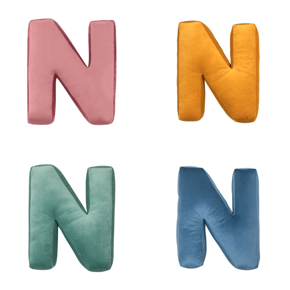 Poduszki literki welurowe N w czterech kolorach od Bettys Home