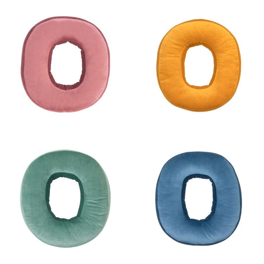 Poduszki literki welurowe O w czterech kolorach od Bettys Home