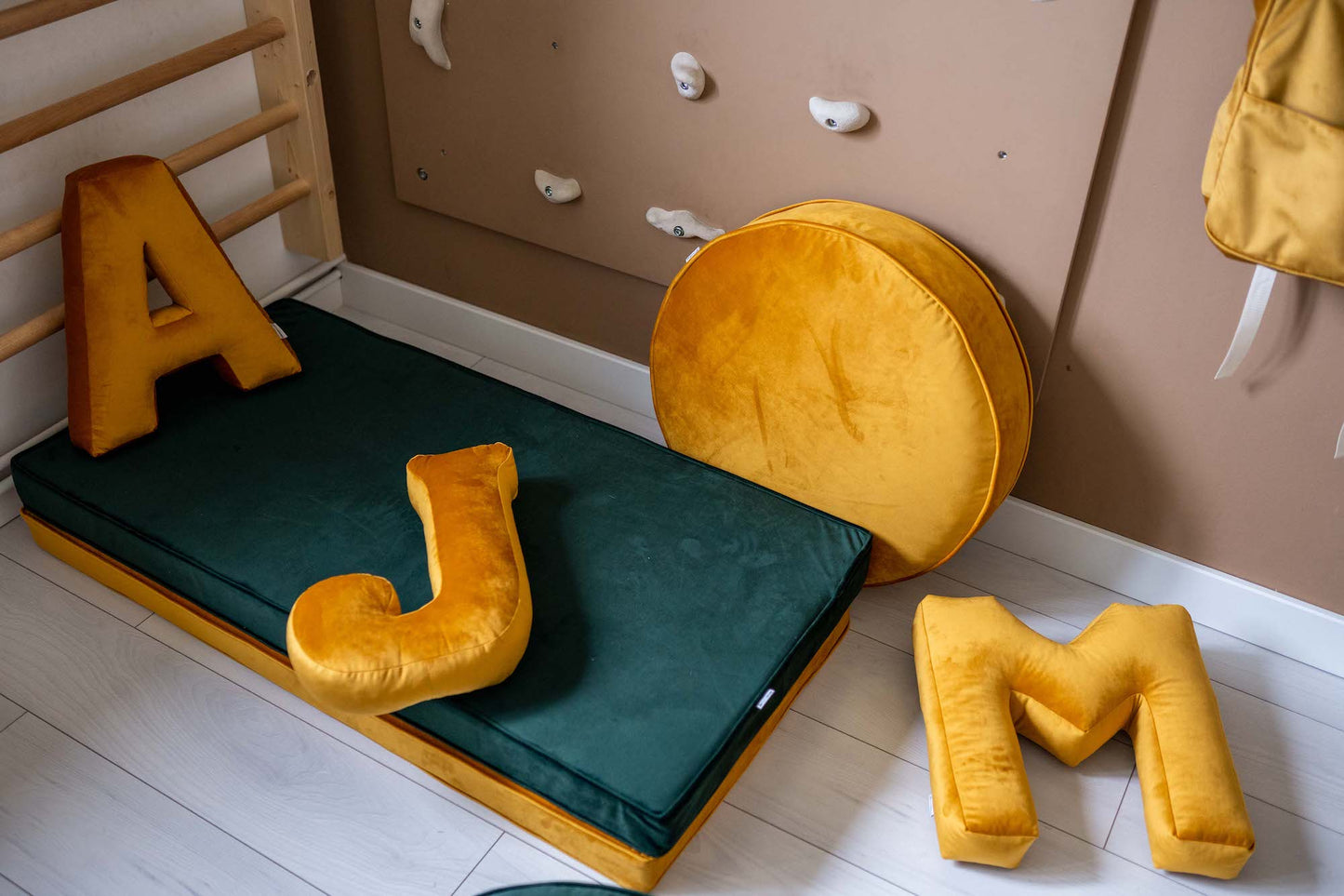 Poduszki literki welurowe w kolorze żółtym, żółta duża pufa welurowa oraz materac welurowy od Bettys Home