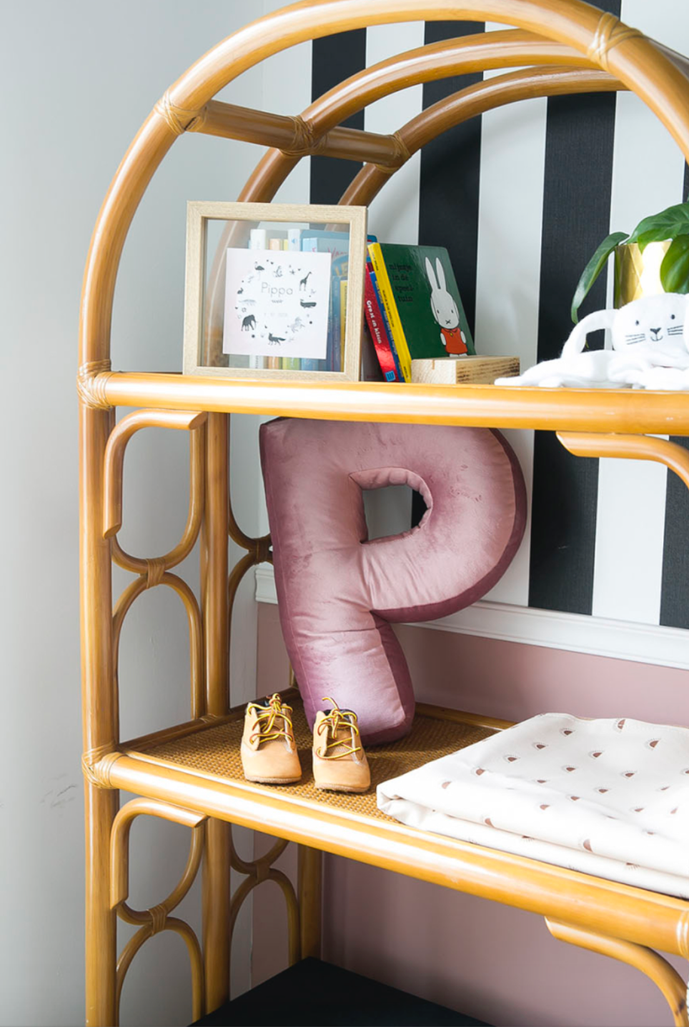 Regał w pokoiku dziecięcym na którym stoi poduszka literka welurowa P w kolorze różowym od Bettys Home