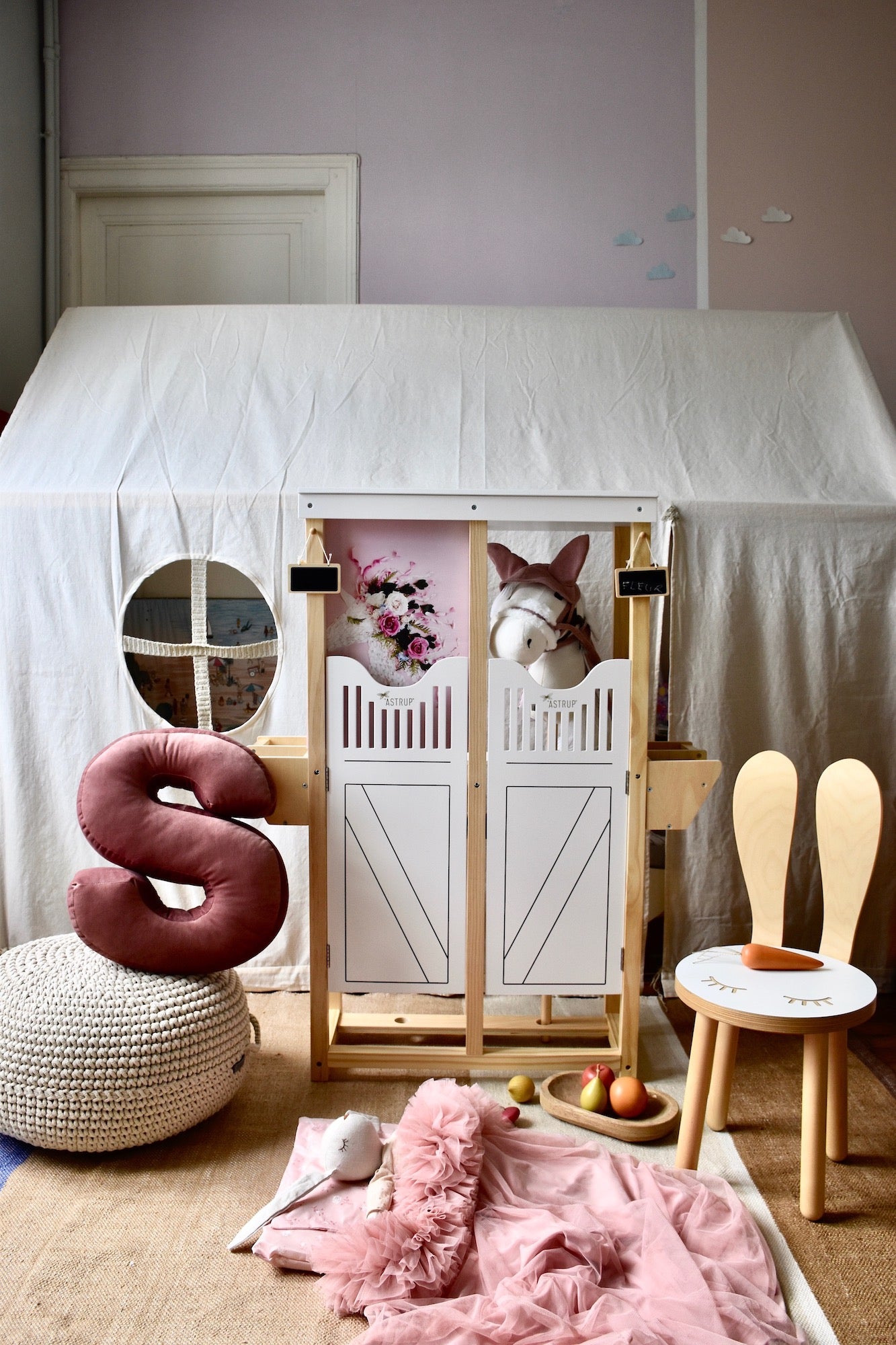Piękny pokoik dziewczynki z namiotem i poduszką literką welurową S w kolorze różowym od Bettys Home