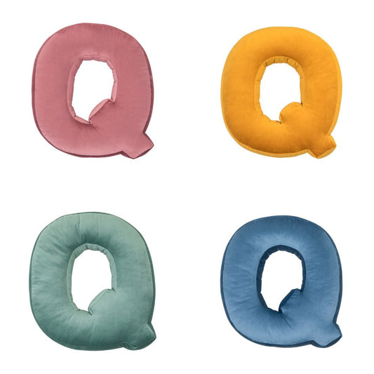 Poduszki literki welurowe Q od Bettys Home w czterech kolorach 